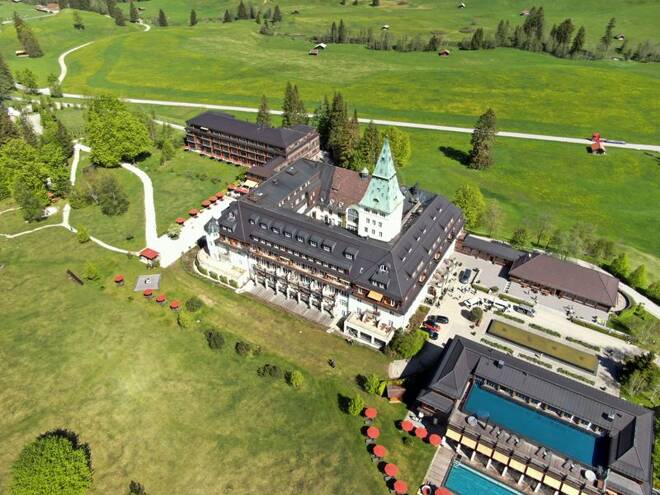 ARCHIV: Eine Gesamtansicht zeigt das Hotel Schloss Elmau in Krün, wo der G7-Gipfel am 26. Juni begonnen hat, in der Nähe des südbayerischen Ortes Garmisch-Partenkirchen, Deutschland, 17. Mai 2022. Das Bild wurde mit einer Drohne aufgenommen. REUTERS/Ayhan Uyanik