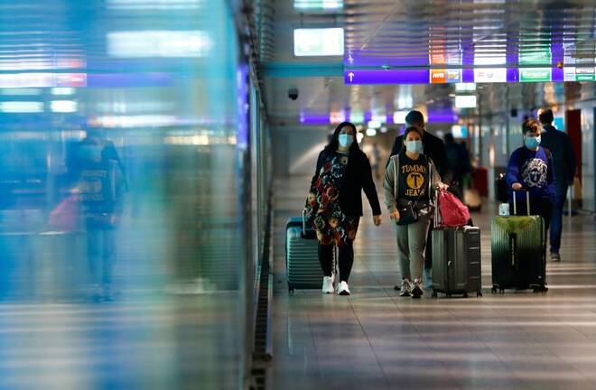 ARCHIV: Touristen am Flughafen Frankfurt, Deutschland, 1. April 2021