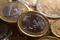 ARCHIV: Abbildung von Ein-Euro-Münzen