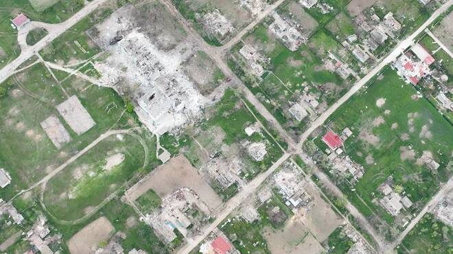 ARCHIV: (DROHNENBILD) Eine Luftaufnahme mit Drohne zeigt zerstörte Gebäude im Dorf Oleksandriwka, Region Cherson, Ukraine