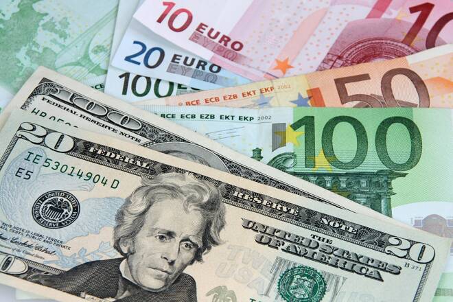 Dollar und Euro Scheine