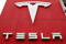 ARCHIV: Das Tesla-Logo in einer Niederlassung in Bern, Schweiz
