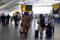 ARCHIV: Passagiere im Terminal 5 des Flughafens Heathrow in London, Großbritannien