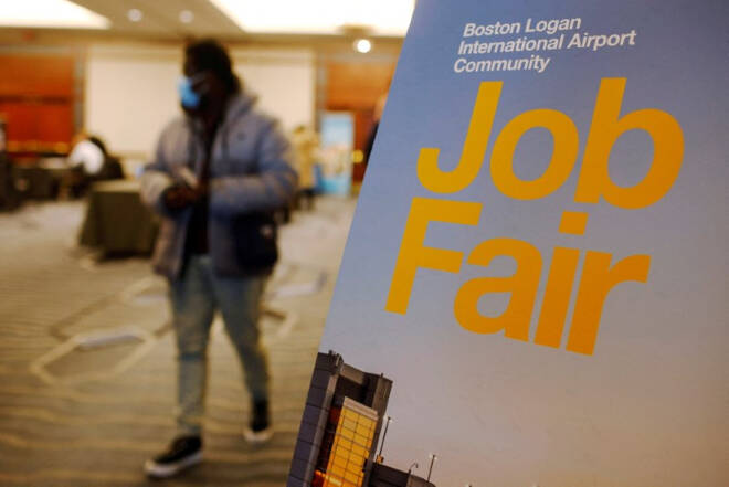 ARCHIV: Ein Arbeitssuchender verlässt die Jobmesse für flughafenbezogene Arbeitsplätze am Logan International Airport in Boston, Massachusetts, USA