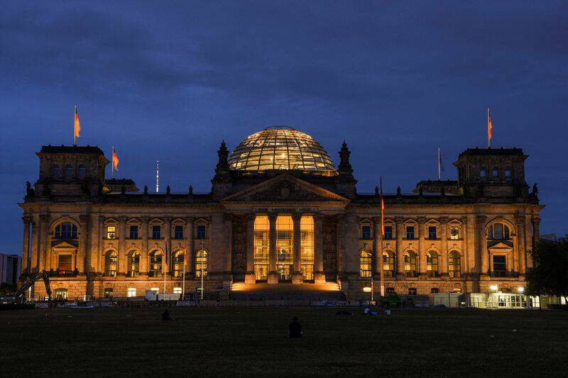 ARCHIV: Gesamtansicht des Reichstagsgebäudes, dem Sitz des Bundestages, während einer Nacht mit reduzierter Beleuchtung, um einen Beitrag zum Energiesparen aufgrund des russischen Einmarsches in der Ukraine zu leisten, Berlin, Deutschland