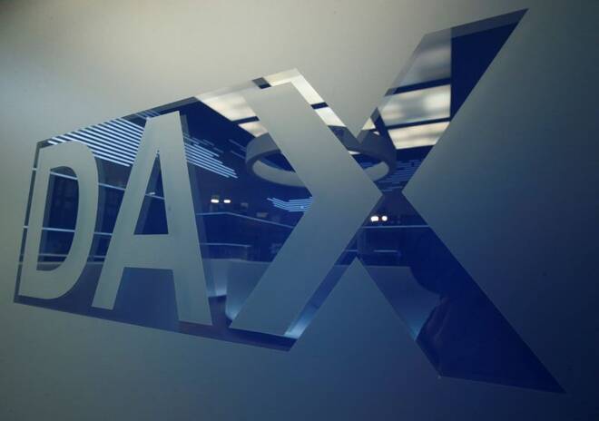 DAX-Logo auf dem Handelsparkett der Börse in Franfurt am Main, Deutschland