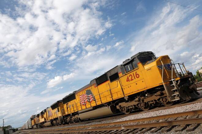ARCHIV: Ein Foto von einem Güterzug in der Nähe der Grenze zwischen den USA und Mexiko in Laredo, Texas, USA