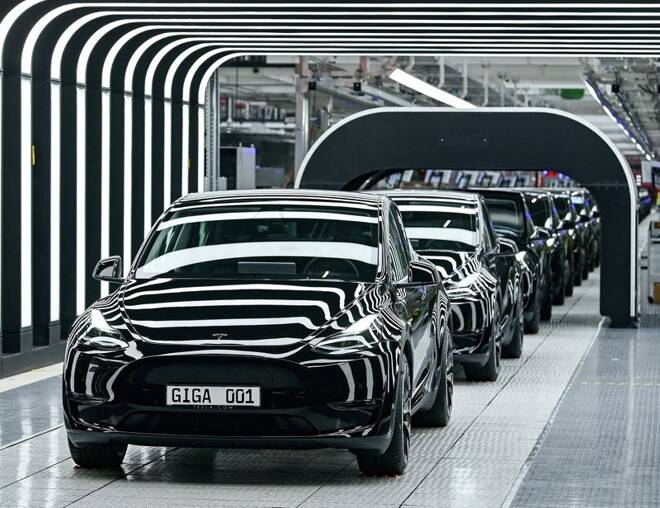 ARCHIV: Model Y Autos in der Tesla Gigafactory für Elektroautos in Grünheide, Deutschland