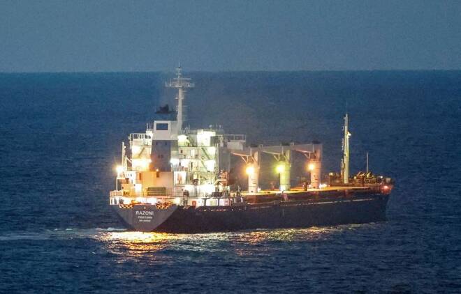 ARCHIV: Das unter der Flagge von Sierra Leone fahrende Frachtschiff Razoni, das ukrainisches Getreide transportiert, im Schwarzen Meer vor Kilyos in der Nähe von Istanbul, Türkei