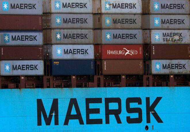 ARCHIV: Schiffscontainer auf einem Schiff der Maersk Line bei der Fahrt durch den Suezkanal in Ismailia, Ägypten