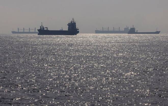 ARCHIV: Handelsschiffe, darunter auch Schiffe, die am Schwarzmeergetreidehandel beteiligt sind, warten auf die Durchfahrt durch die Bosporusstraße vor der Küste von Yenikapi. Istanbul, Türkei