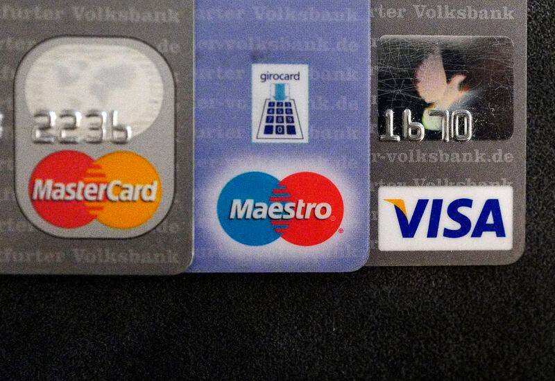 ARCHIV: Bank Debit- und Kreditkarten in einem Büro in Frankfurt