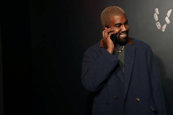 ARCHIV: Rapper Kanye West vor der Versace-Präsentation in New York