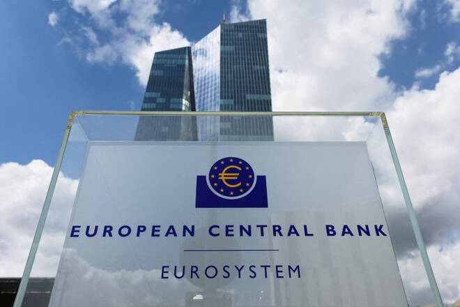 ARCHIV: Europäische Flaggen vor dem EZB-Gebäude in Frankfurt