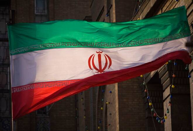 ARCHIV: Die iranische Flagge vor dem Gebäude des iranischen Außenministeriums in Teheran