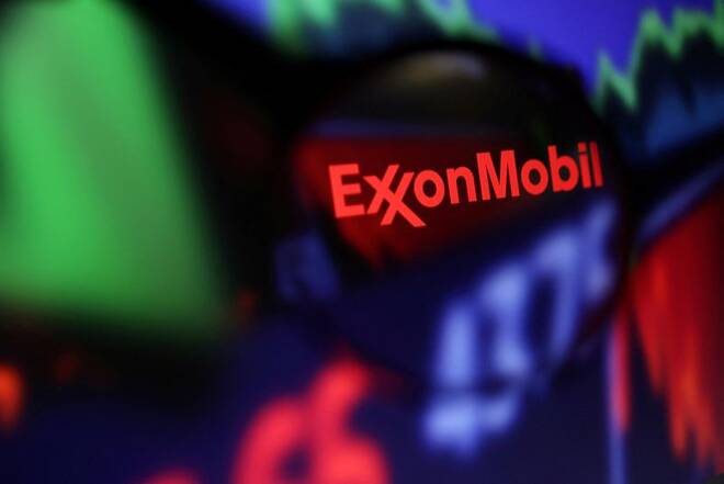ARCHIV: Exxon Mobil-Logo und Aktiendiagramm