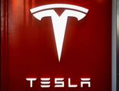 ARCHIV: Das Tesla-Logo am Eingang zum neuen Showroom von Tesla Motors in Manhattans Meatpacking District in New York City, USA