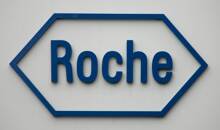 ARCHIV: Das Logo des Schweizer Pharmaunternehmens Roche in Basel
