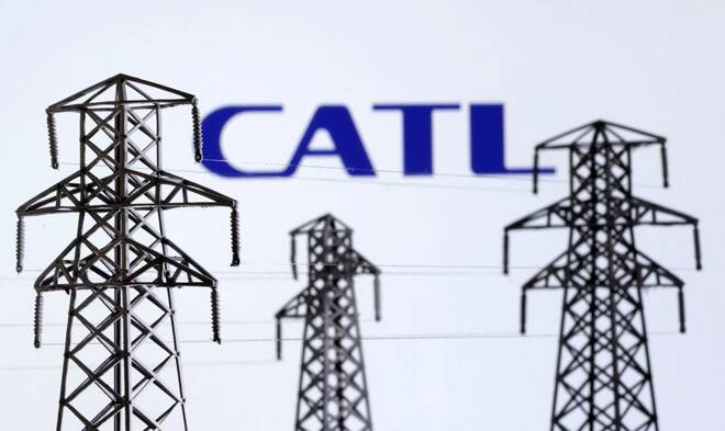 ARCHIV: Miniaturen von Stromübertragungsmasten und das CATL-Logo