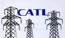 ARCHIV: Miniaturen von Stromübertragungsmasten und das CATL-Logo