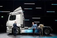 ARCHIV: Der Stand des deutschen Lkw-Herstellers Daimler Truck auf der IAA Transport Messe in Hannover