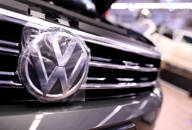 ARCHIV: Ein Volkswagen-Logo in einer Produktionslinie im Volkswagen-Werk in Wolfsburg