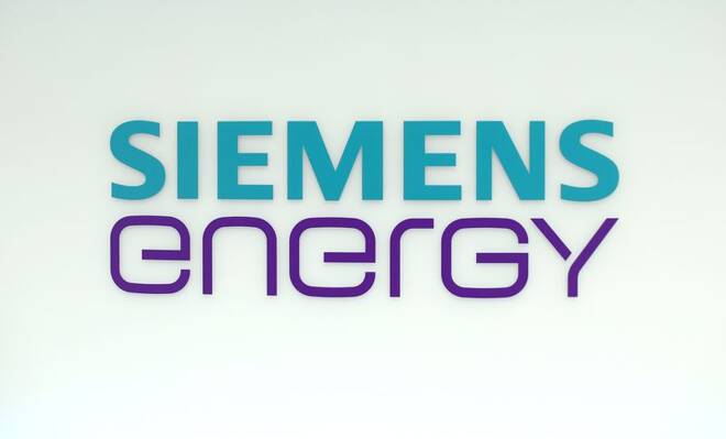 ARCHIV: Ein Firmenlogo der Siemens Energy AG während des Börsengangs von Siemens Energy an der Frankfurter Börse in Frankfurt, Deutschland
