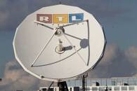ARCHIV: Eine Satellitenschüssel von RTL Television auf dem Dach der ehemaligen RTL-Zentrale in Köln