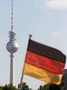 ARCHIV: Eine deutsche Flagge vor dem Fernsehturm in Berlin, 4. Oktober 2010. REUTERS/Fabrizio Bensch