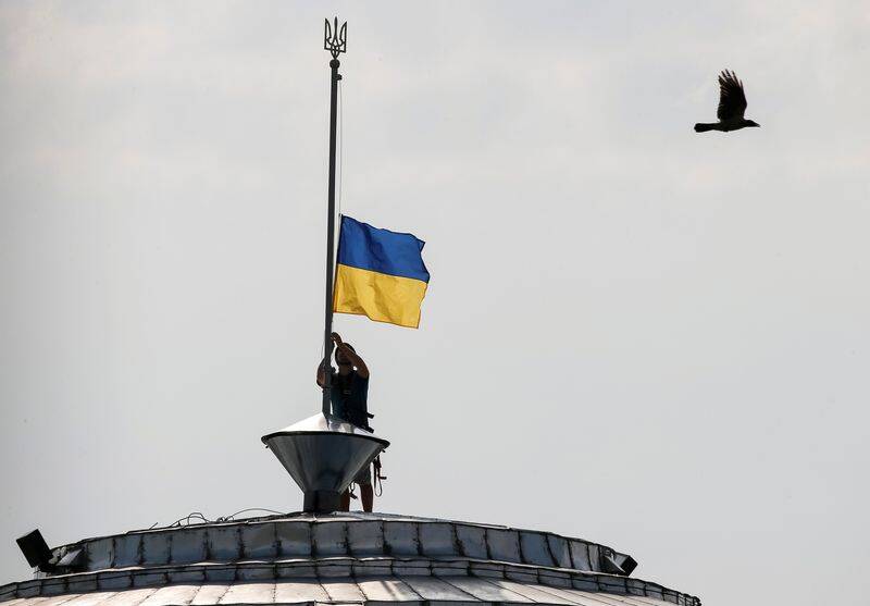 ARCHIV: Die ukrainische Nationalflagge auf einem Dach in Kiew