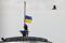 ARCHIV: Die ukrainische Nationalflagge auf einem Dach in Kiew