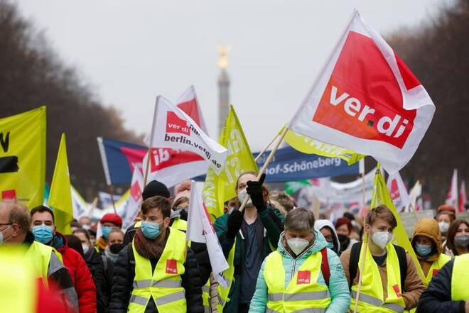 ARCHIV: Menschen bei einer Demonstration der deutschen Gewerkschaft Verdi in Berlin, Deutschland