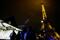 ARCHIV: Menschen auf einem Weihnachtsmarkt in der Nähe des Eiffelturms in Paris