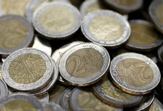 ARCHIV: Zwei Euro-Münzen in der Zentrale des Unternehmens Money Service Austria in Wien, Österreich