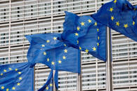 ARCHIV: Die Flaggen der Europäischen Union vor dem Sitz der EU-Kommission in Brüssel, Belgien