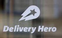 ARCHIV: Das Logo von Delivery Hero am Hauptsitz in Berlin