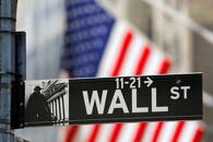 ARCHIV: Ein Straßenschild für die Wall Street vor der New York Stock Exchange (NYSE) in New York City