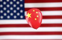 ARCHIV: Ein bedruckter Luftballon mit chinesischer Flagge auf einer US-Flagge