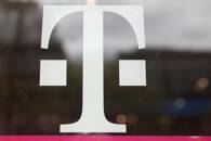 ARCHIV: Ein T-Mobile-Logo an der Ladentür eines Geschäfts in Manhattan, New York