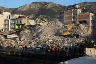 ARCHIV: Menschen suchen nach Überlebenden nach einem tödlichen Erdbeben in Hatay, Türkei