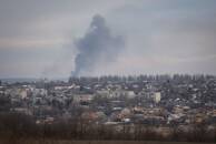 ARCHIV: Smog ist während eines Beschusses inmitten des russischen Angriffs auf die Ukraine in der Frontstadt Bakhmut in der Region Donezk, Ukraine, zu sehen