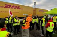 ARCHIV: Postarbeiter neben einer Feuertonne während eines bundesweiten Warnstreiks bei der Deutschen Post in Köln