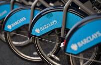 ARCHIV: Barclays-Logo auf öffentlichen Leihfahrrädern im Zentrum Londons