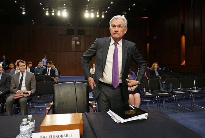 FED-Chef Jerome H. Powell nimmt Platz, um vor einer Anhörung des Ausschusses für Banken, Wohnungswesen und städtische Angelegenheiten des US-Senats zum "halbjährlichen geldpolitischen Bericht an den Kongress" auf dem Capitol Hill in Washington, USA
