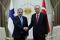 Der türkische Präsident Tayyip Erdogan und der finnische Präsident Sauli Niinisto schütteln sich die Hände während ihres Treffens in Ankara