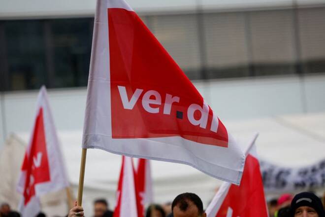 ARCHIV: Verdi-Logo während eines Streiks in Frankfurt, Deutschland