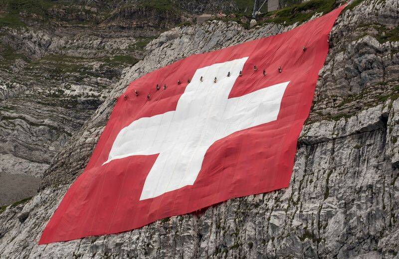 ARCHIV: Bergsteiger platzieren eine riesige 6.400 Quadratmeter große Schweizer Nationalflagge an der Westwand des Nordostschweizer Wahrzeichens Säntis, Schweiz