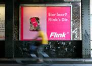 ARCHIV: Ein Radfahrer fährt an einer Werbung für den Lebensmittellieferdienst "Flink" vorbei, Berlin