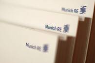 ARCHIV: Archivbild der Bücher des weltgrößten Rückversicherers Munich RE (Münchener Rück) in einem Bürogebäude von Munich Re in München