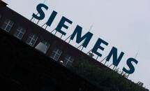 ARCHIV: Siemens AG-Logo auf dem Dach einer Fabrik in Berlin